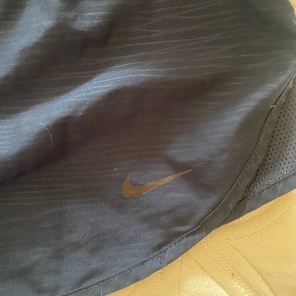 Navy blue Nike running shorts for working out - Picture 4 of 4